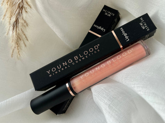 Young Blood Lipgloss i farven Coy. Luksuriøs lipgloss med skinnende finish, der giver læberne et fyldigt og blødt udseende. Den subtile Coy-nuance tilføjer et diskret og sofistikeret udtryk til læberne. Produktet vises i Young Bloods elegante emballage med den høje kvalitet, mærket er kendt for