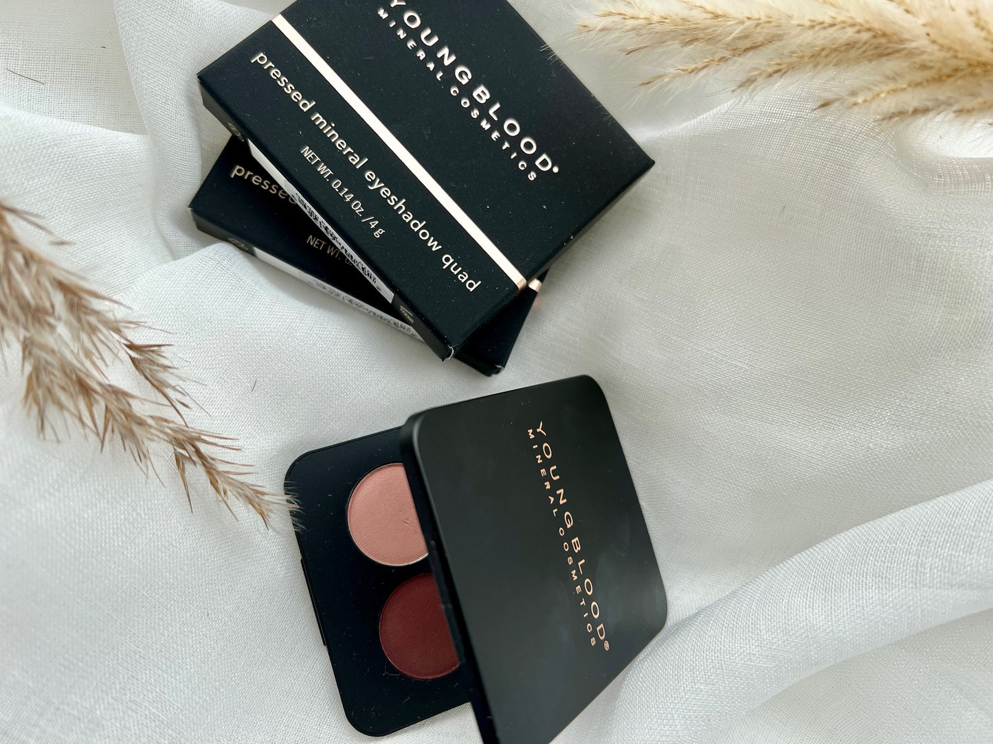 Youngblood eyeshadow i nuancen Garden Party - frisk, livlig øjenskygge med en frodig grøn tone inspireret af naturens farvespil. Eksklusiv makeup fra Youngblood Cosmetics med rig pigmentering og fløjlsblød konsistens. Skaber et udtryksfuldt og unikt look. Perfekt til at fremhæve alle øjenfarver, særligt brune og hasselnøddefarvede øjne, med en sofistikeret finish der holder hele dagen.