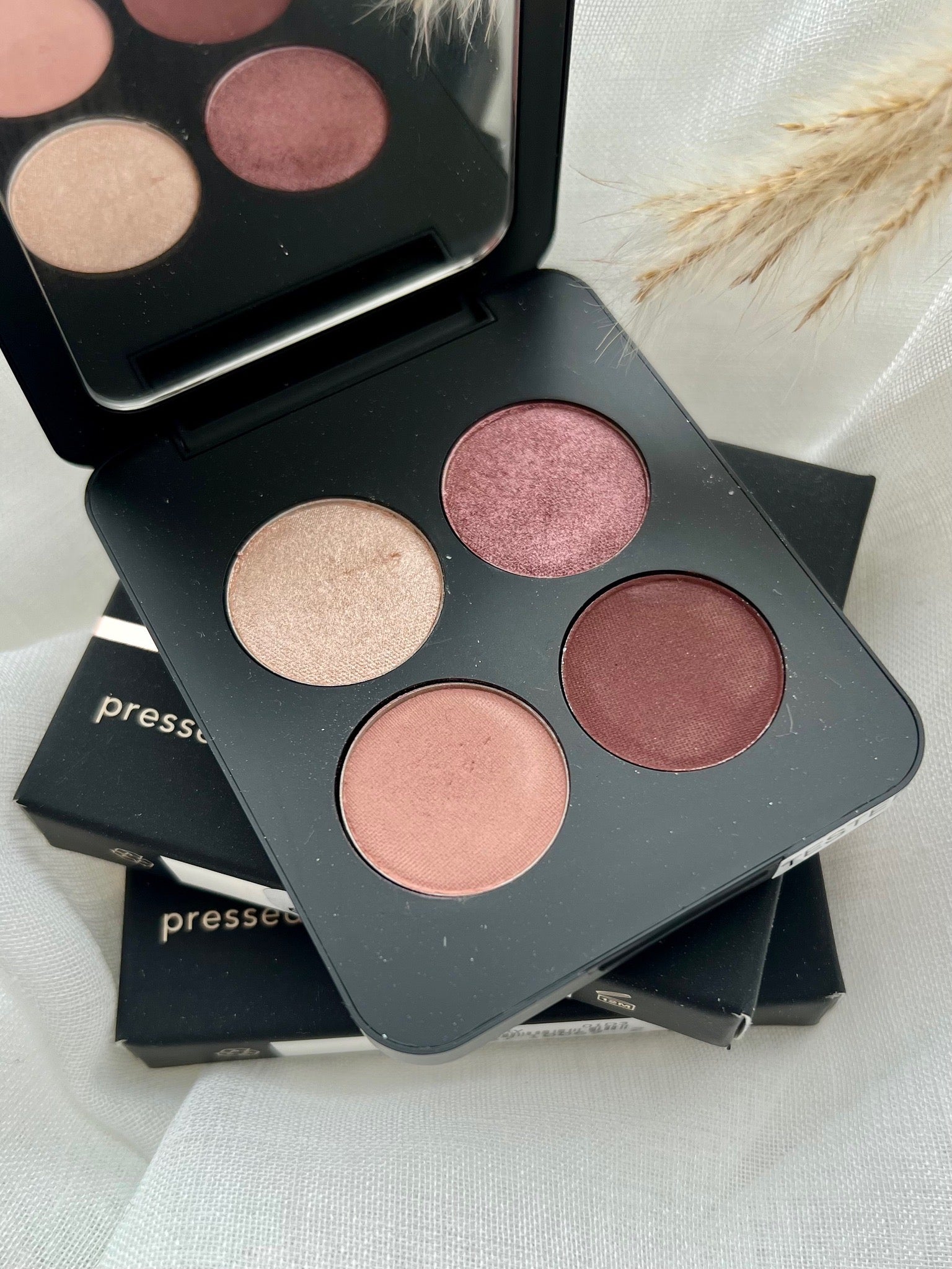 Youngblood eyeshadow i nuancen Garden Party - frisk, livlig øjenskygge med en frodig grøn tone inspireret af naturens farvespil. Eksklusiv makeup fra Youngblood Cosmetics med rig pigmentering og fløjlsblød konsistens. Skaber et udtryksfuldt og unikt look. Perfekt til at fremhæve alle øjenfarver, særligt brune og hasselnøddefarvede øjne, med en sofistikeret finish der holder hele dagen.