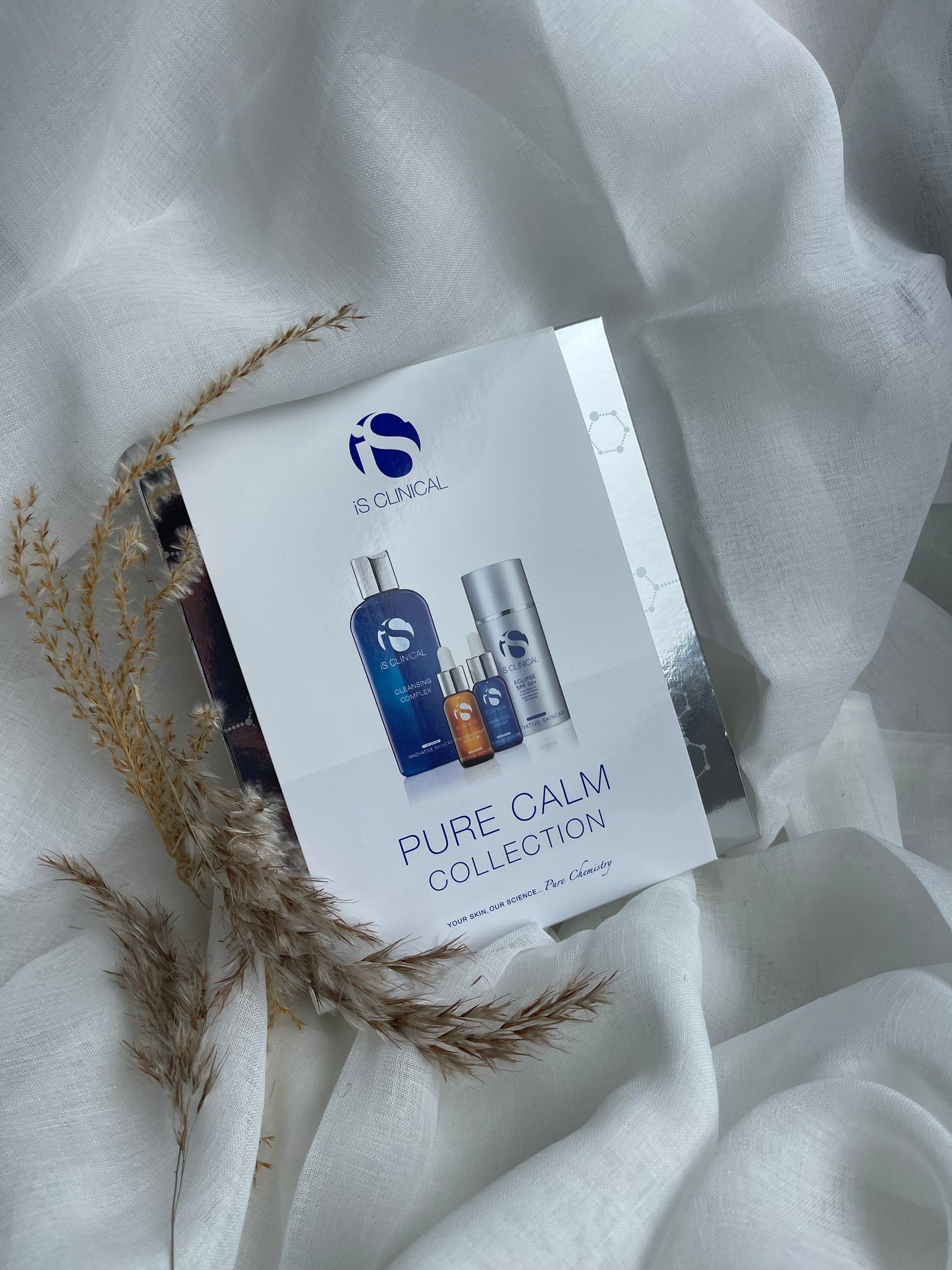 IS Clinical Pure Calm Collection beroligende hudplejesæt til sensitiv og irriteret hud med anti-inflammatoriske ingredienser, klinisk testet, reducerer rødme og irritation, genopretter hudens naturlige balance