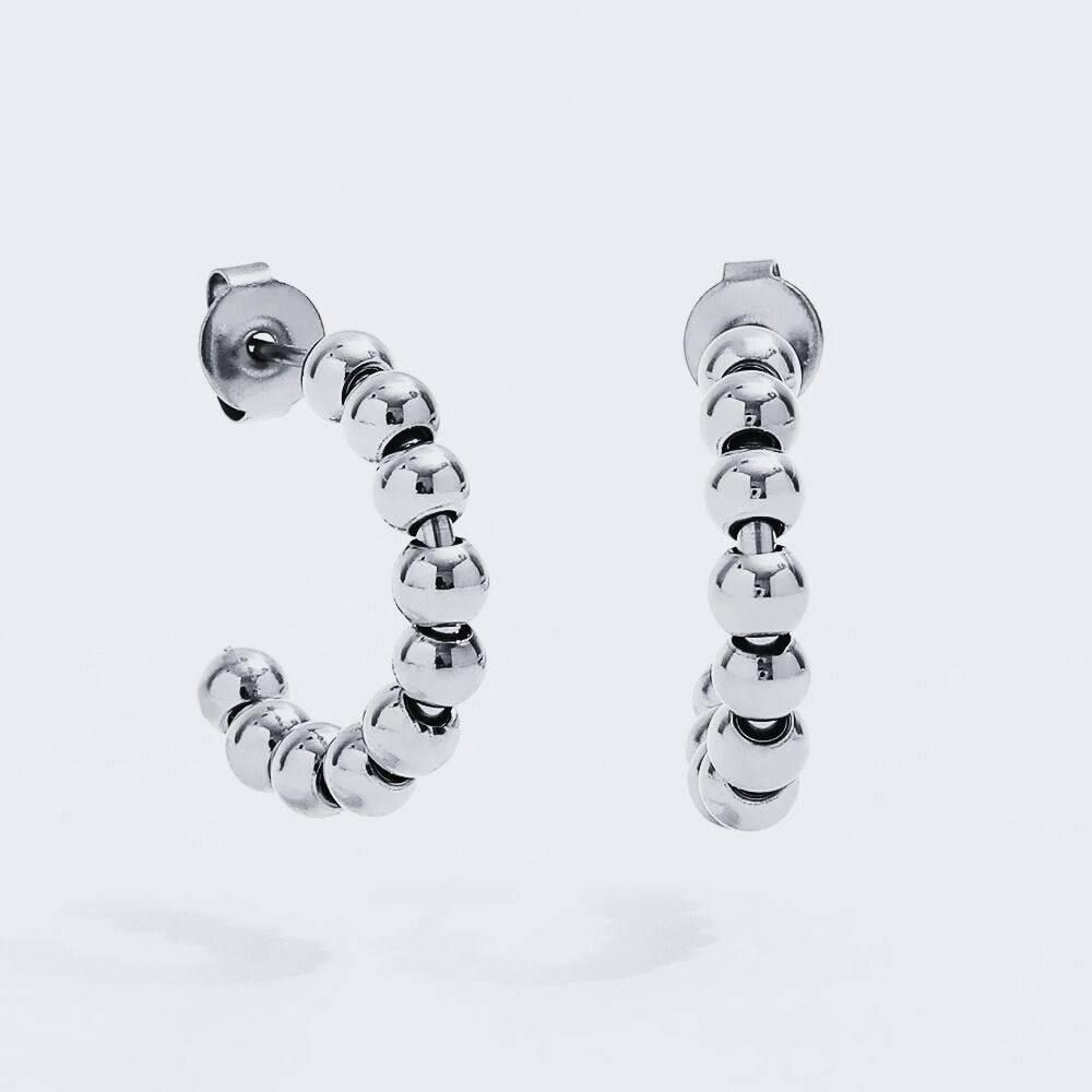 Close up, perle hoops