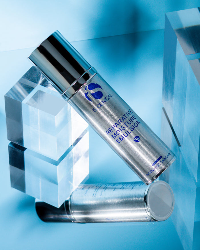 IS Clinical Reparartive Moisture Emulsion - Intensiv fugtgivende creme der reparerer og beskytter huden, reducerer rødme og irritation. Ideel til sensitiv og skadet hud. Vises i elegant sølv emballage med klinisk design.