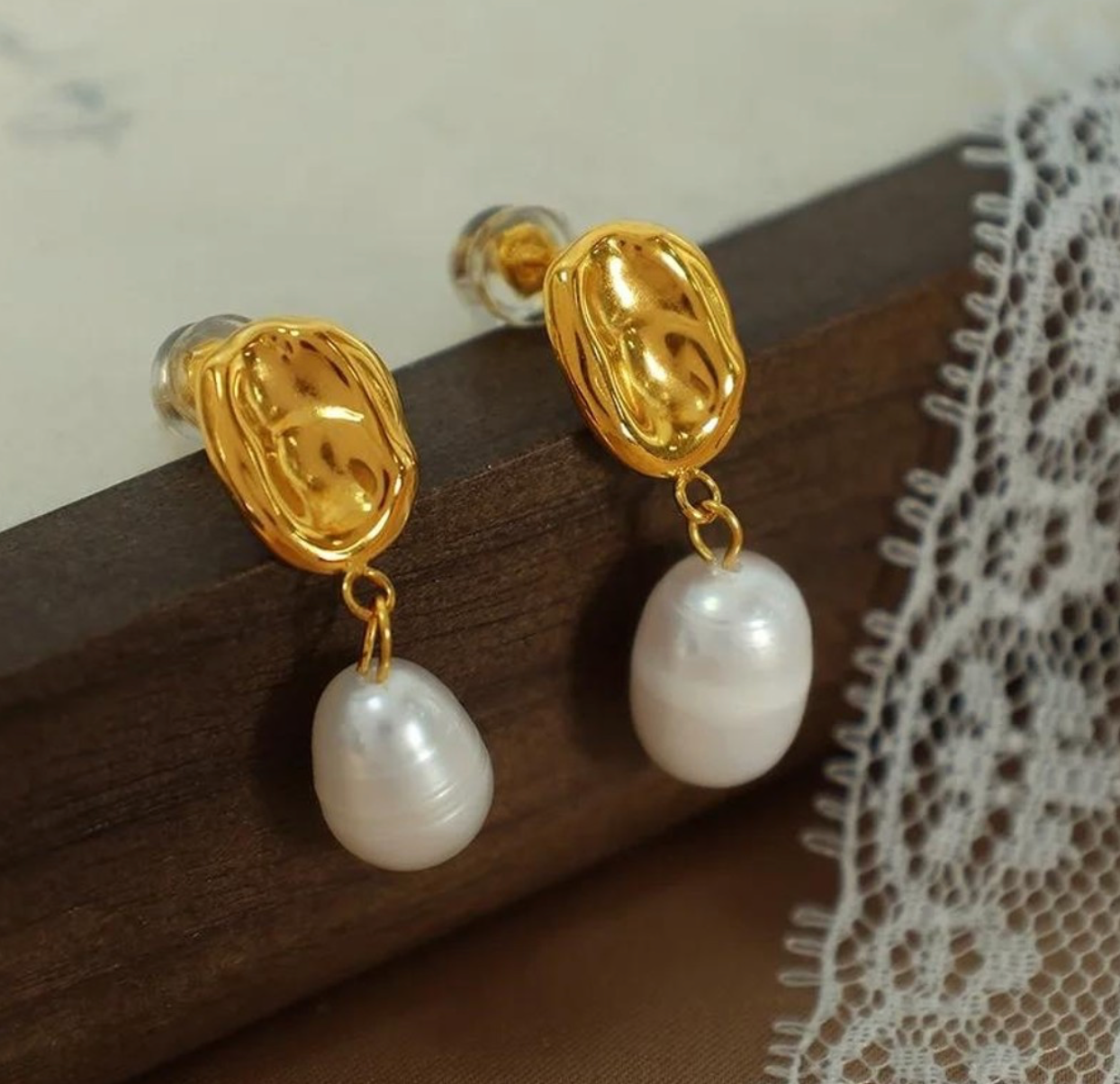 Guld øreringe med ferskvandsperle
