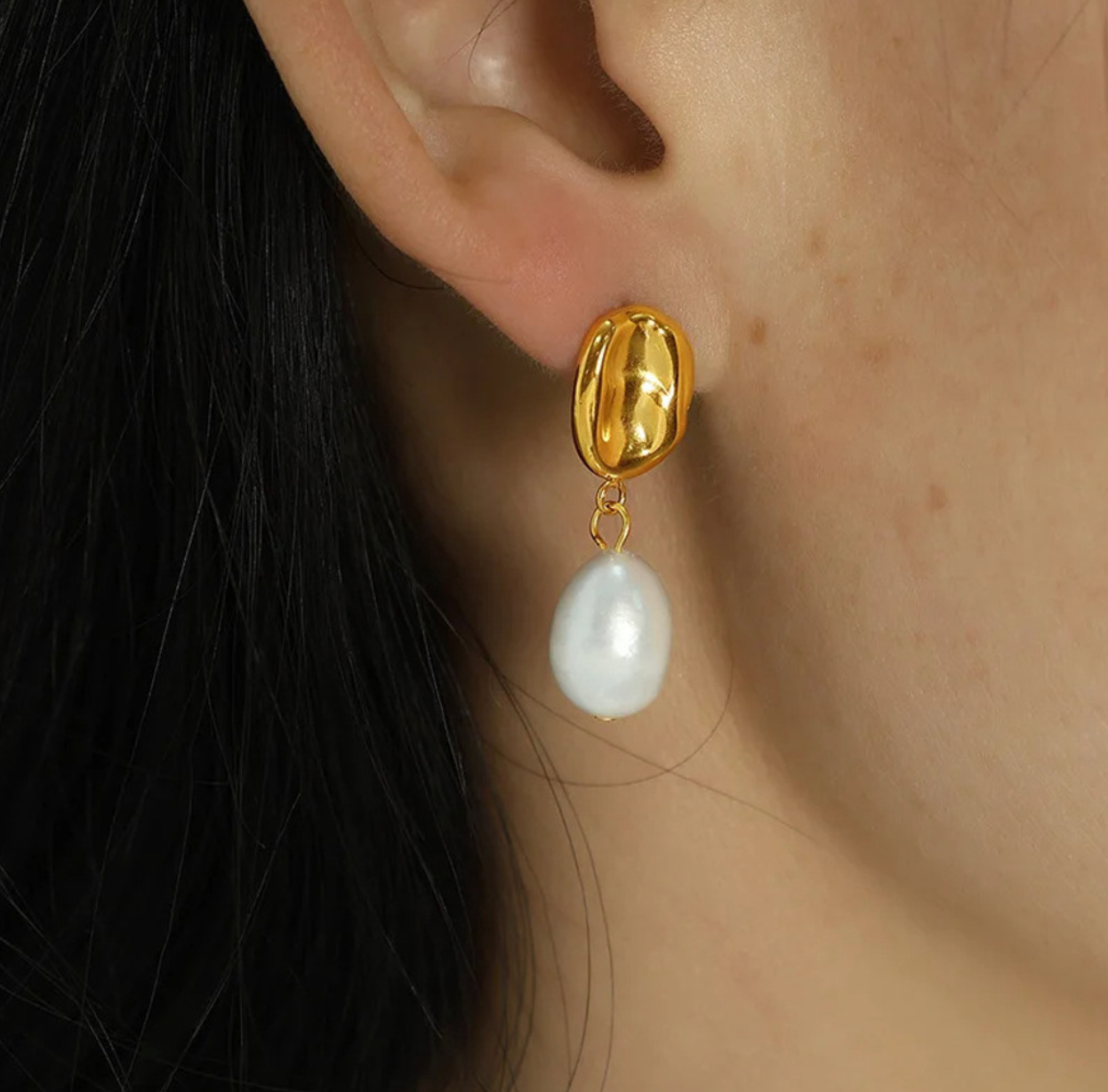 Guld øreringe på model