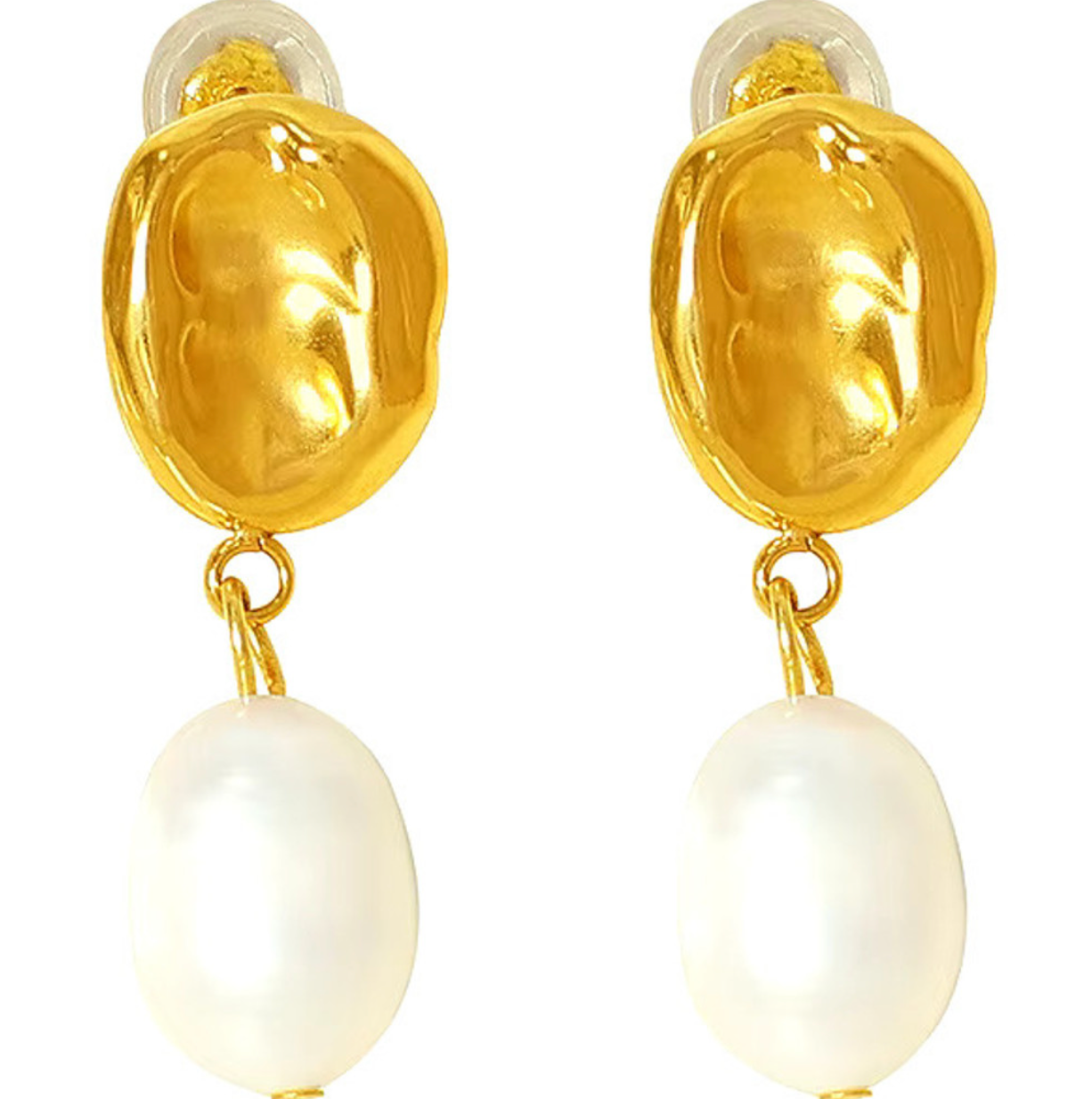 Guld øreringe med ferskvandsperle close up