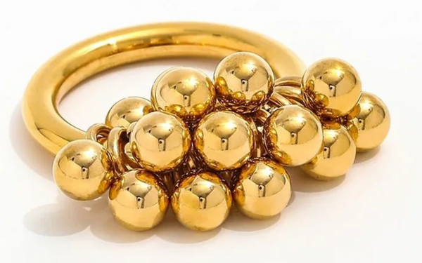 Guld ring - close up, med vedhæng
