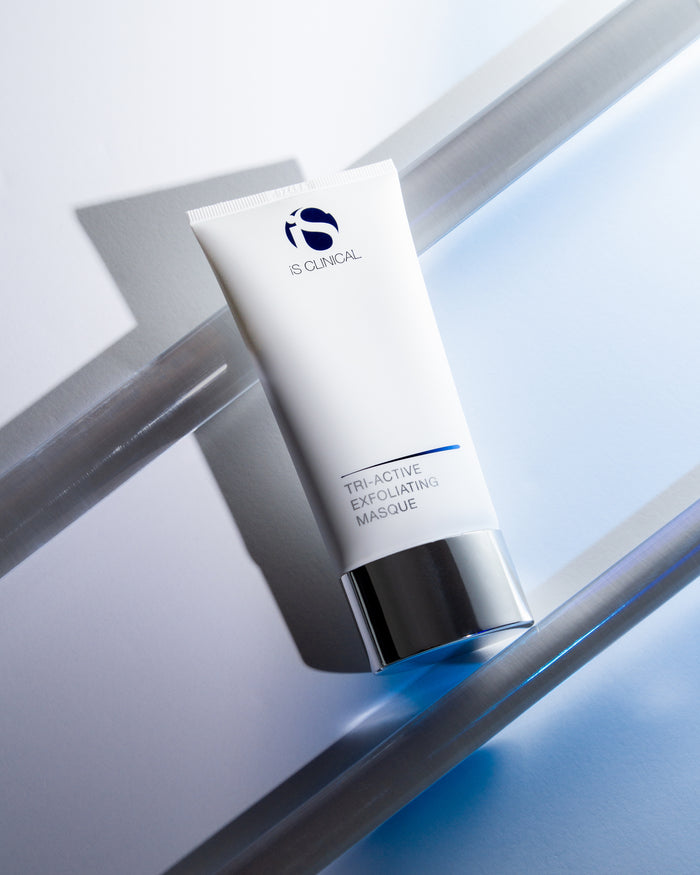 IS Clinical Tri-Active Exfoliating Masque intensiv eksfolierende ansigtsmaske med enzymer, mikrokorn og AHA-syrer, fjerner døde hudceller, udrenser porer, forbedrer hudtone og tekstur, stimulerer cellefornyelse, efterlader huden strålende og forfinet, velegnet til kombineret og fedtet hud.