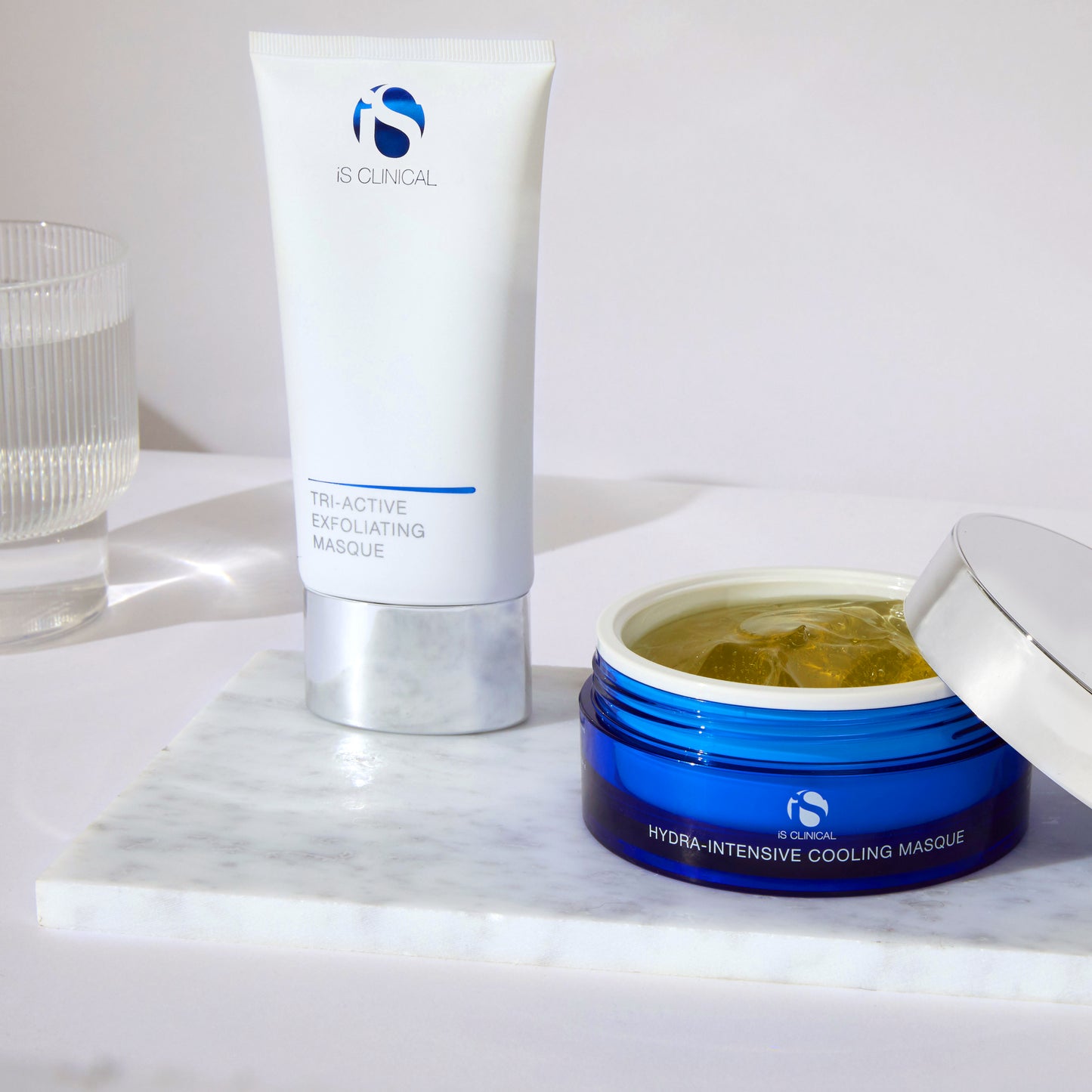IS Clinical Tri-Active Exfoliating Masque intensiv eksfolierende ansigtsmaske med enzymer, mikrokorn og AHA-syrer, fjerner døde hudceller, udrenser porer, forbedrer hudtone og tekstur, stimulerer cellefornyelse, efterlader huden strålende og forfinet, velegnet til kombineret og fedtet hud.