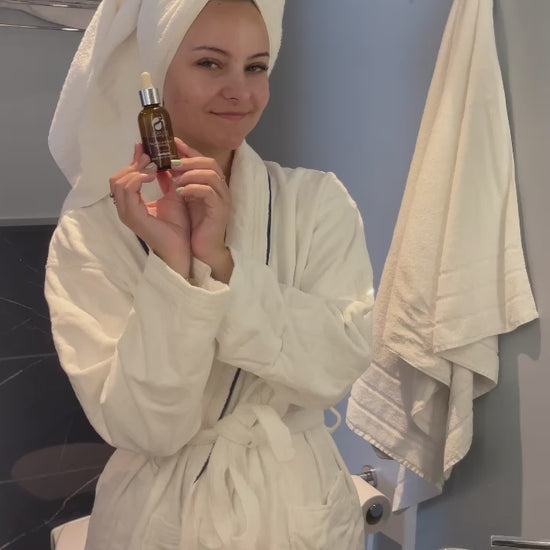 IS Clinical Pro-Heal Serum Advance - Kraftfuldt antioxidant-serum med L-ascorbinsyre (vitamin C), oliven blade og zink, der reducerer inflammation, rødme og acne. Ideel til sensitiv, rosacea og problemhud. Vises i signatur orange flaske.